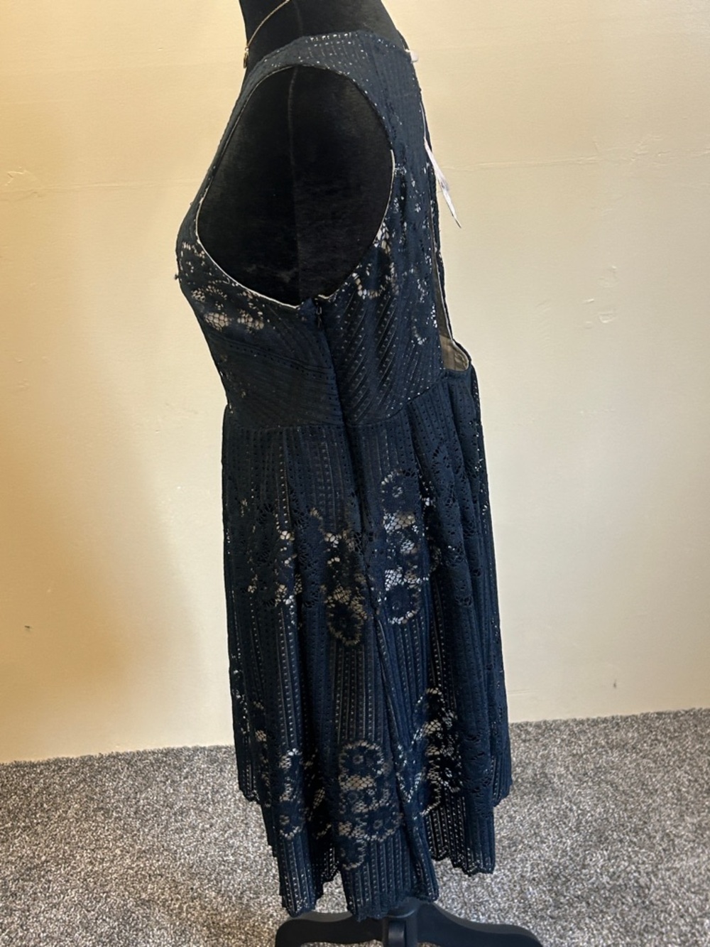 Free People Women’s Black Textured Lace Mini Dress Size 12 NWT - Picture 8 of 9